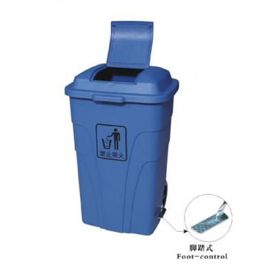 إعادة تدوير علب القمامة البلاستيكية في الهواء الطلق